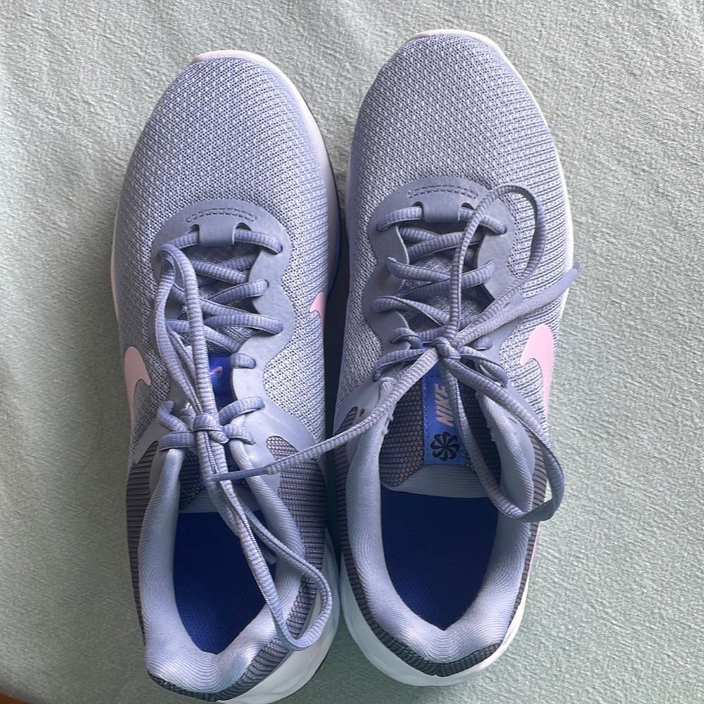 Nike size 8.5 women’s sneakers